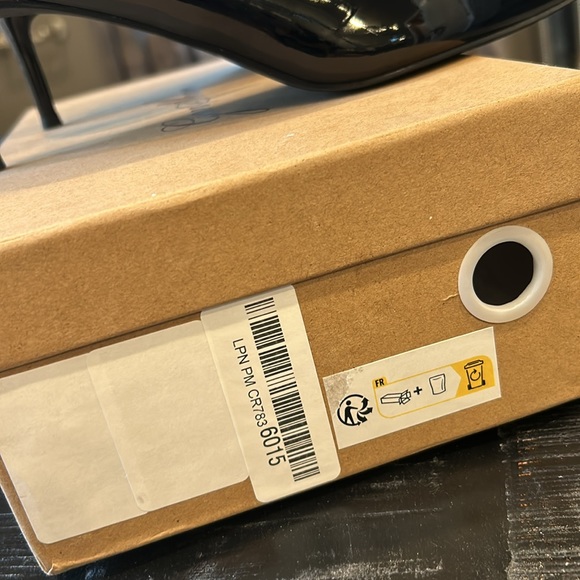 Genshuo Patent Leather Pumps - Picture 8 of 8